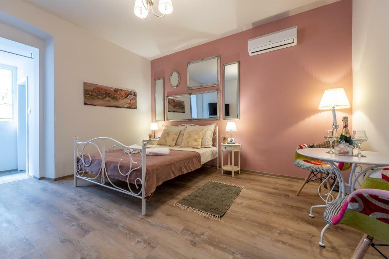 Old City Romantic Studios 3 Pula Dış mekan fotoğraf